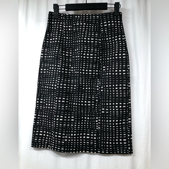 Theory Pencil Skirt Geometric Lines Black White Back Slit Unlined Size 0 - Picture 14 of 16
